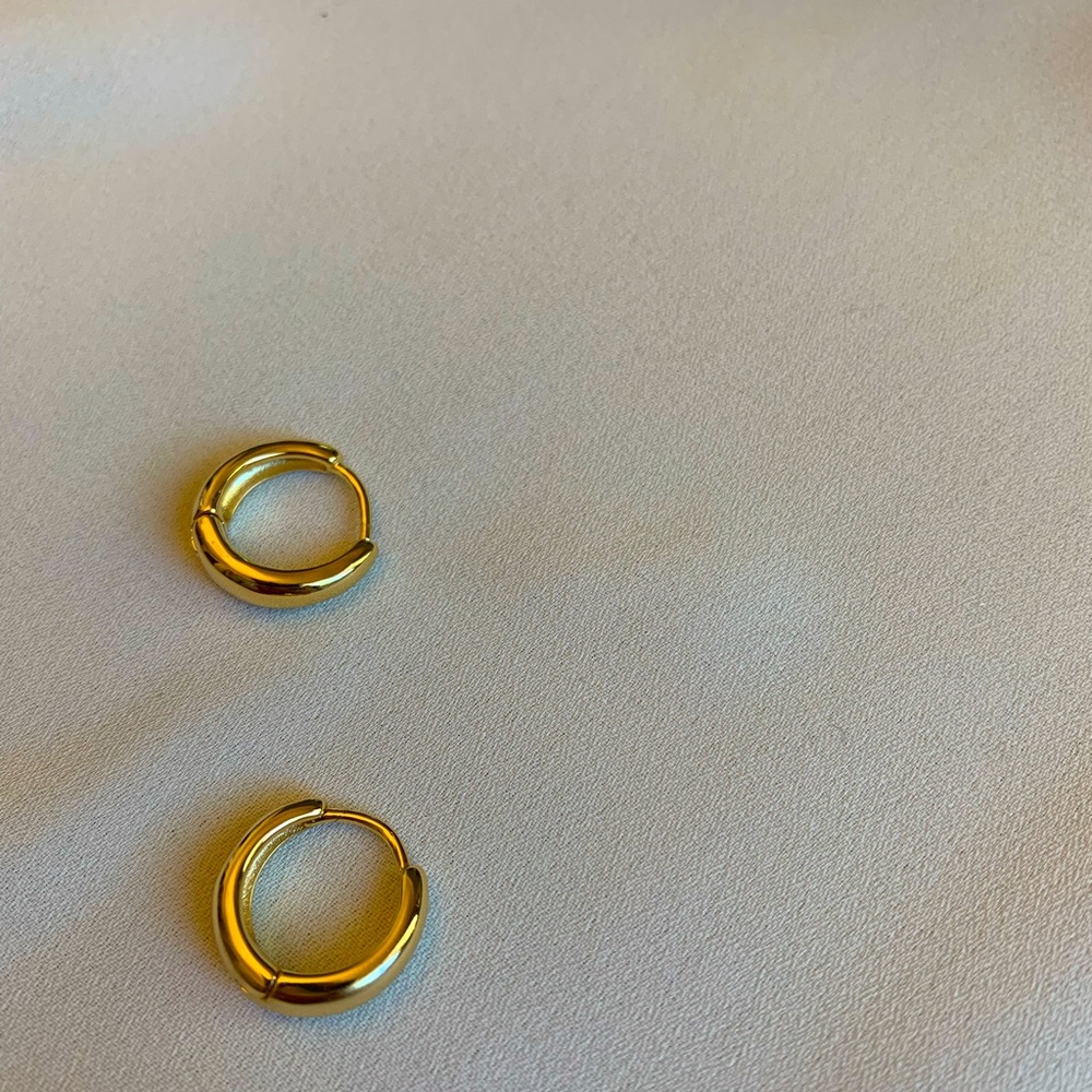 [🍍2 for $22] Simple Mini Gold Hoops - Picture 5 of 7